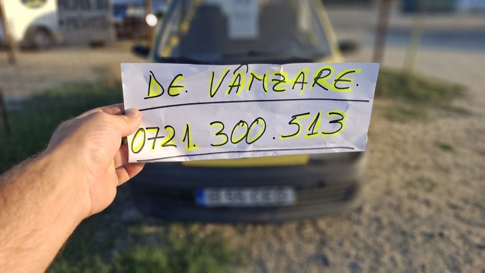 Jucărie galbenă de oraș