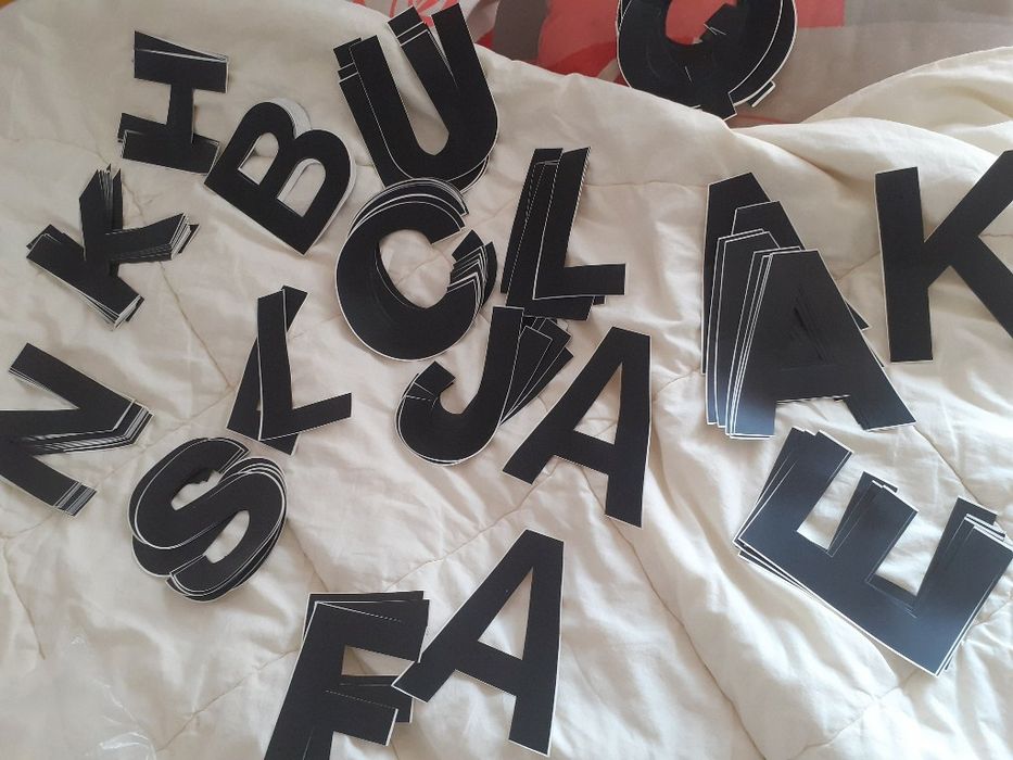 Комплект над 1000 самозалепешти се букви и цифри.