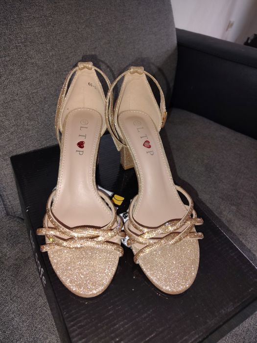 Vând sandale ocazie