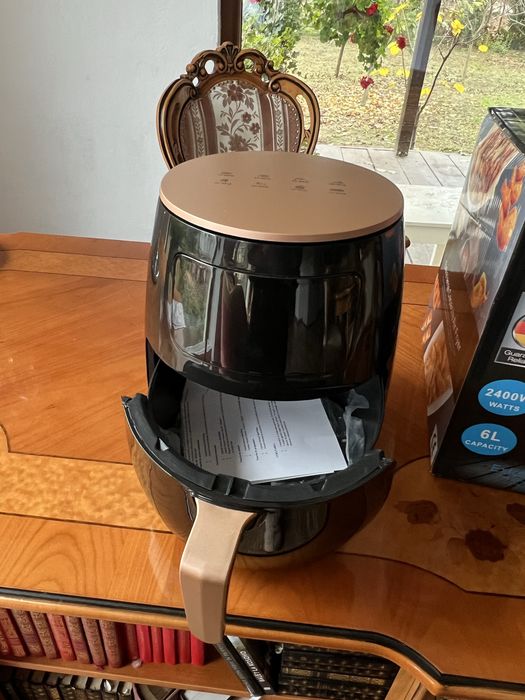 Vand friteuza cu aer cald, noua, nefolosita. Stare impecabila.