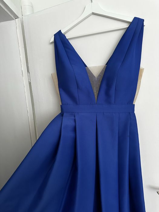 Официална рокля в кралско синьо