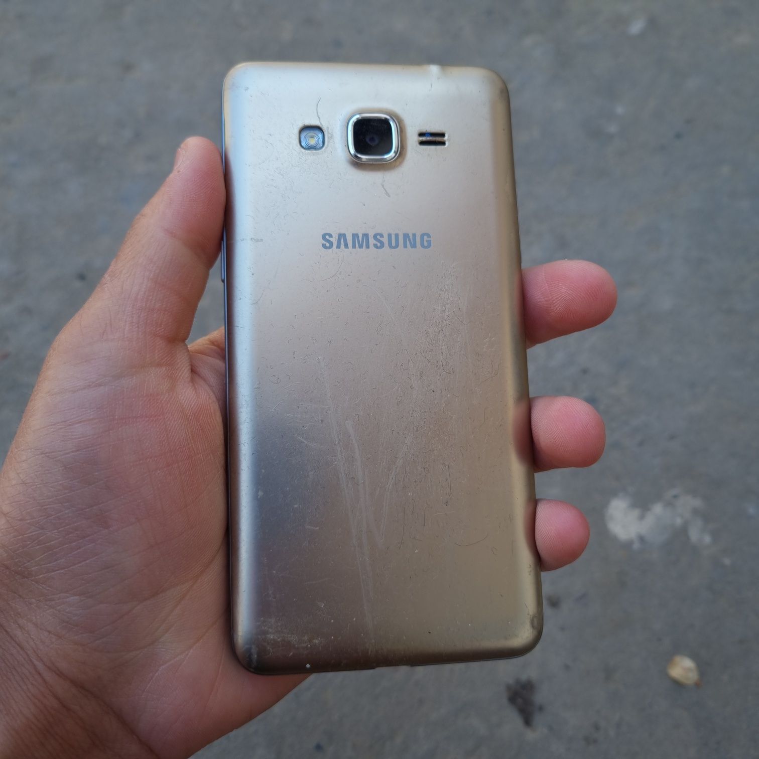 Samsung Galaxy J2 sotiladi