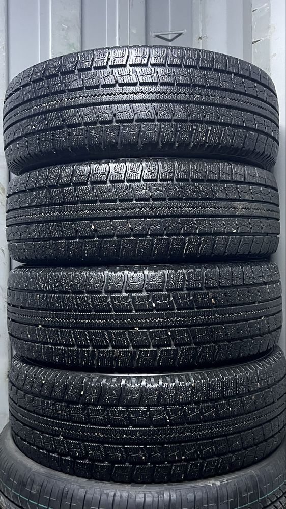 Продается комплект зимних шин Nitto SN2 225/65/17