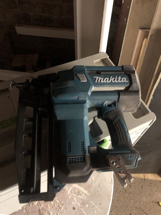 Makita pistol cuie