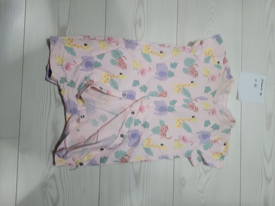 Vand haine mărimea 86,preț pe bucata
Nu asigur transport