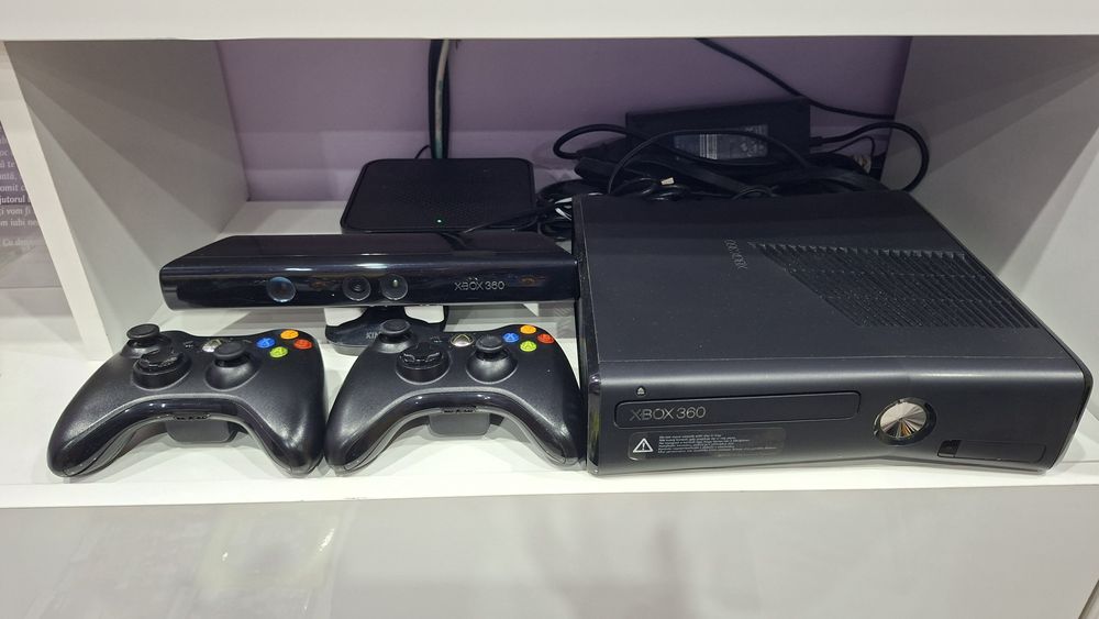 Xbox 360 kinect + 2 manete + 8 jocuri