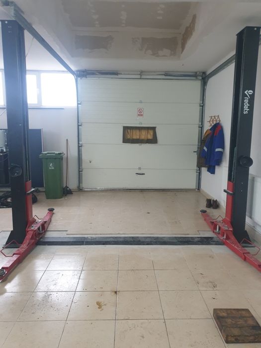 Inchiriez hala cu elevator auto (self-service)