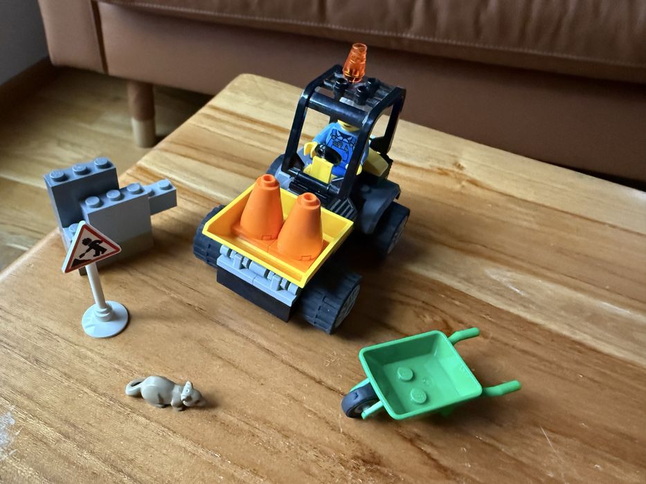 LEGO City - Camion pentru lucrari rutiere 60284, 58 piese