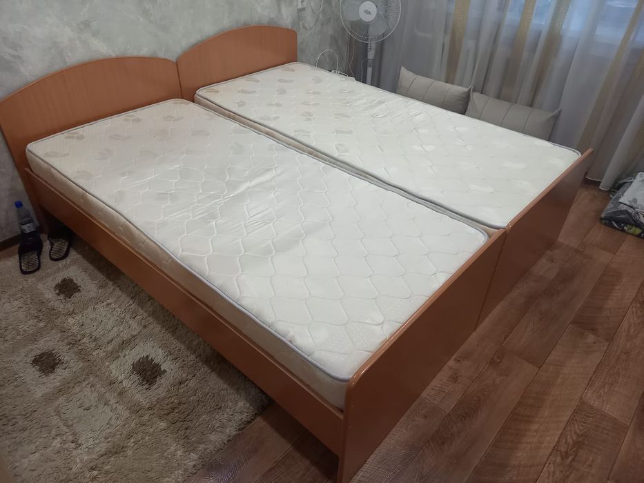 Продам две 1.5спальные кровати с матрасами