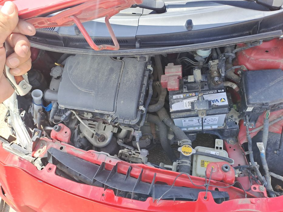 Dezmembrez Toyota yaris , cod motor 1kr-fe