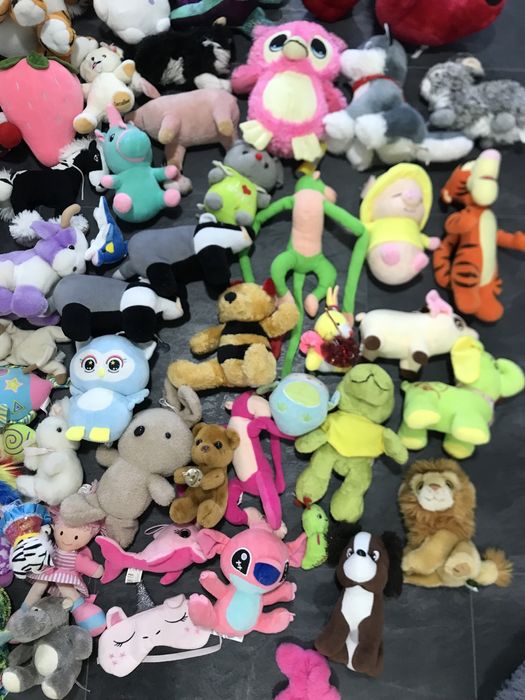 Чувал с 68 плюшени играчки и 4 ранички
