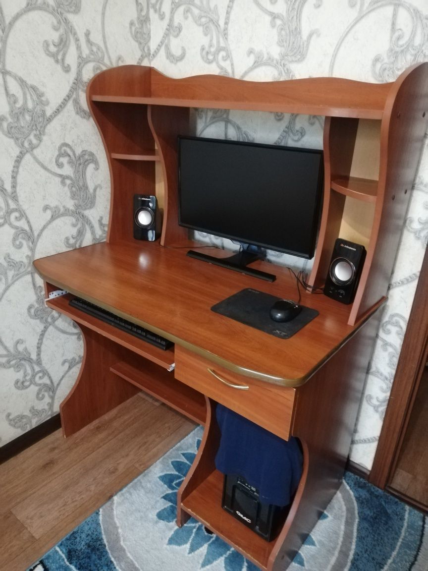 Продам компьютерный стол
