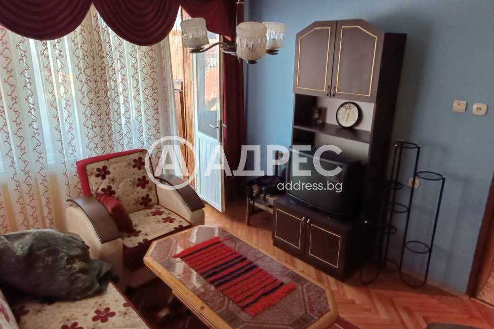 Tриетажна къща в тих и спокоен квартал