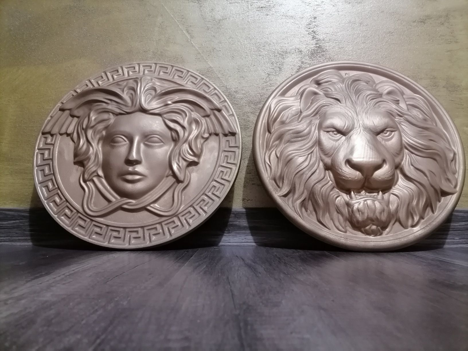 Medalion cap Versace și cap de leu ipsos sau ciment