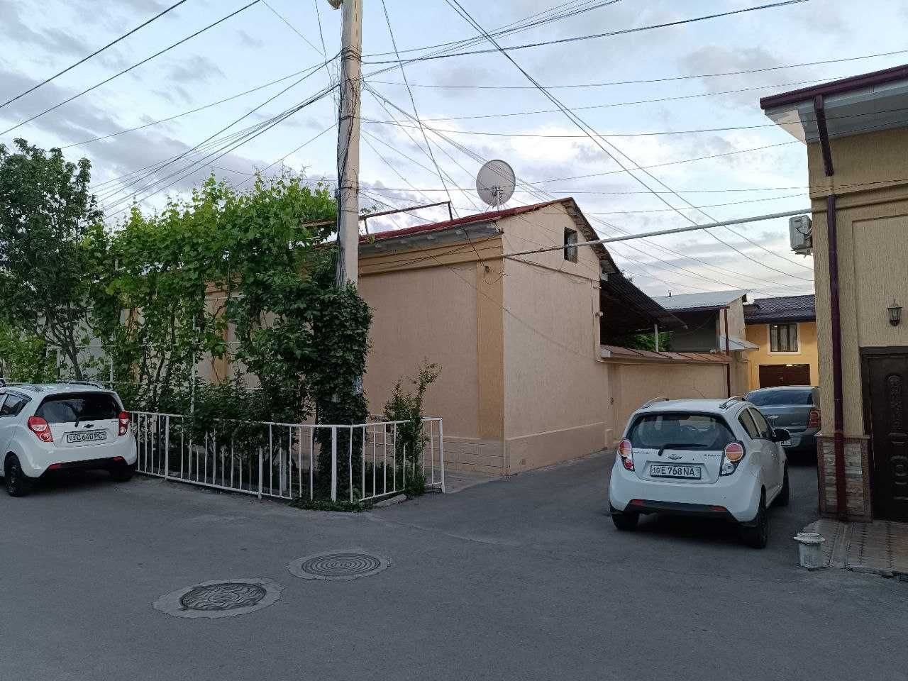 Юнусабад 17-больница олдида ховли сотилади.