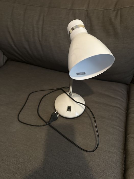 Настолна лампа бяла регулираема посока