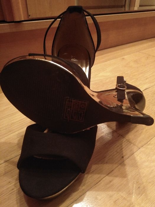 Sandale cu toc ortopedic, negre cu auriu, noi, nepurtate
