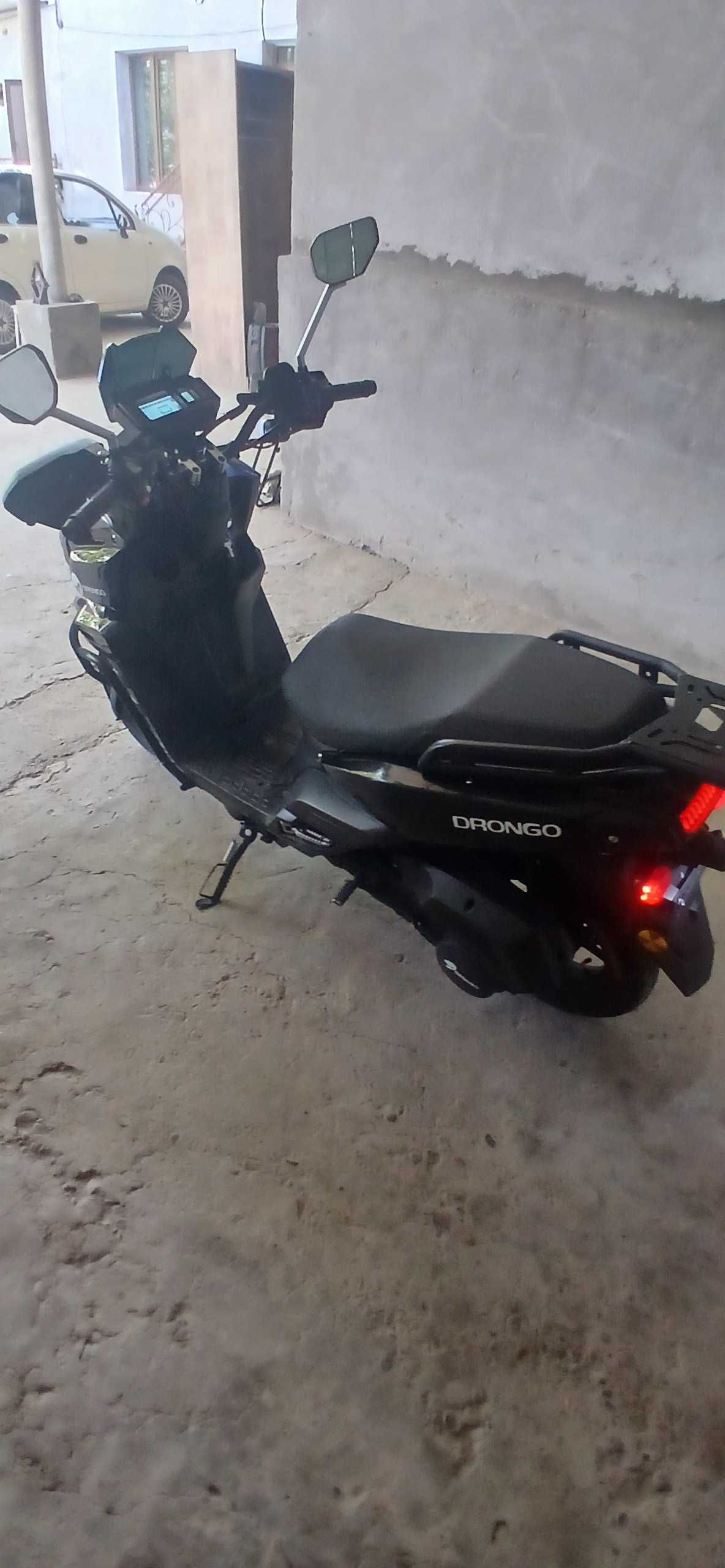 Sroʻchni sotiladi skuter Tank 150 kub