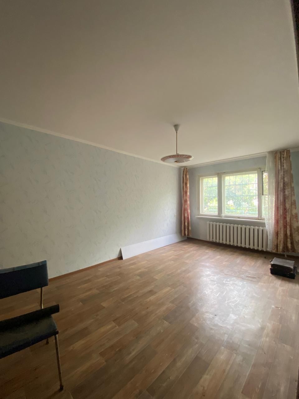 Продам 3 х комн. кварт. 4 мкр, 24 дом , 1 этаж.  Цена ниже рыночной.