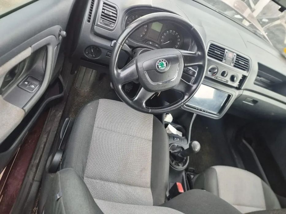 Dezmembrez Skoda Fabia 5J, motor 1.6 tdi 90 cp cutie de viteze manuala 5+1