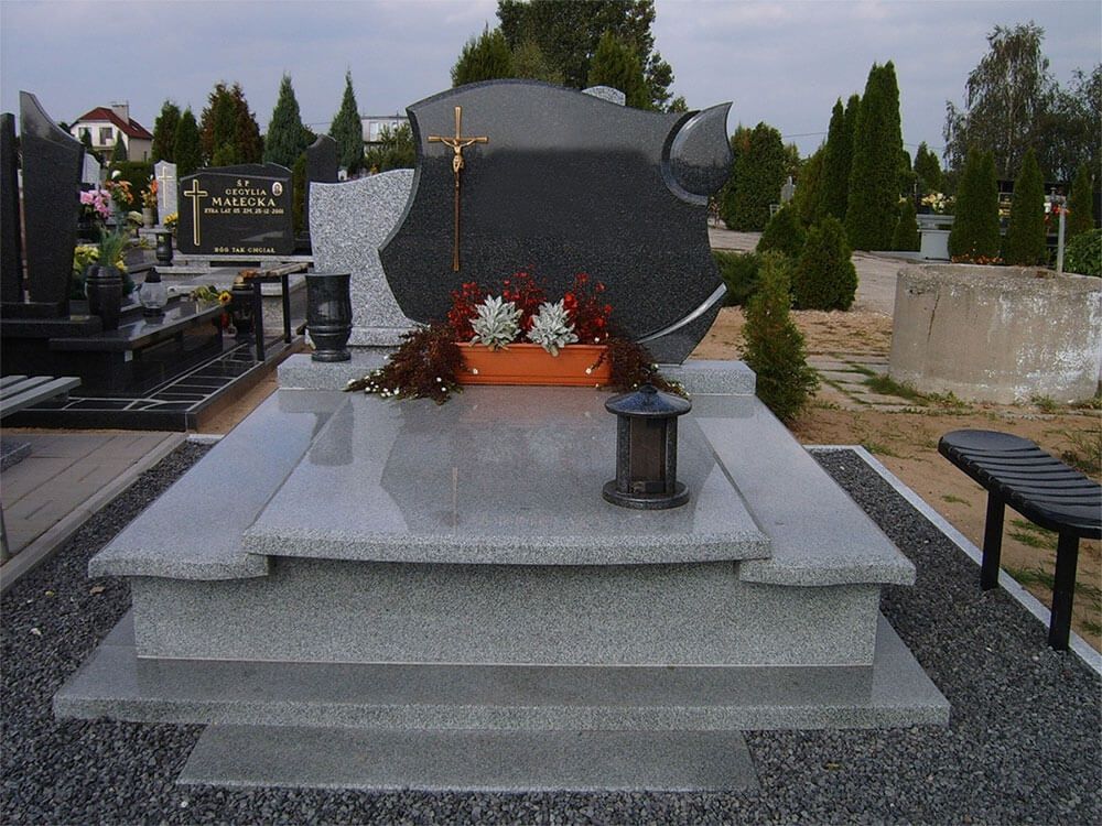 Vând monumente funerare din granit marmura travertin și mozaic