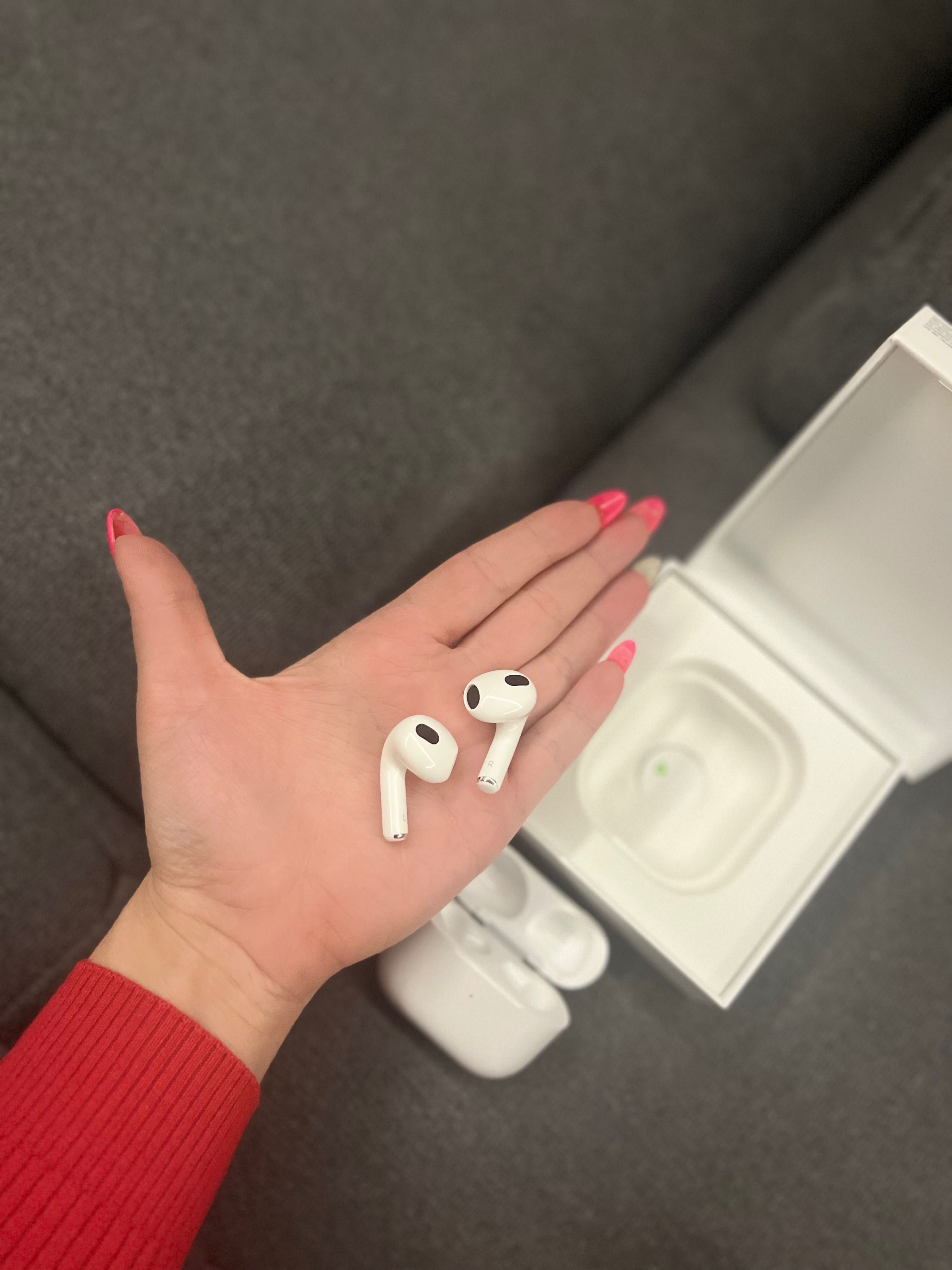 Apple AirPods (3-то поколение с MagSafe зареждане).