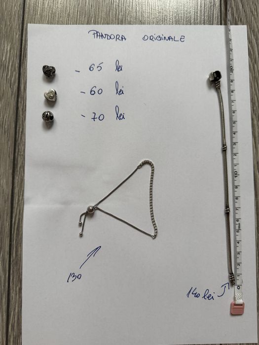 Pandora bratara, charmuri