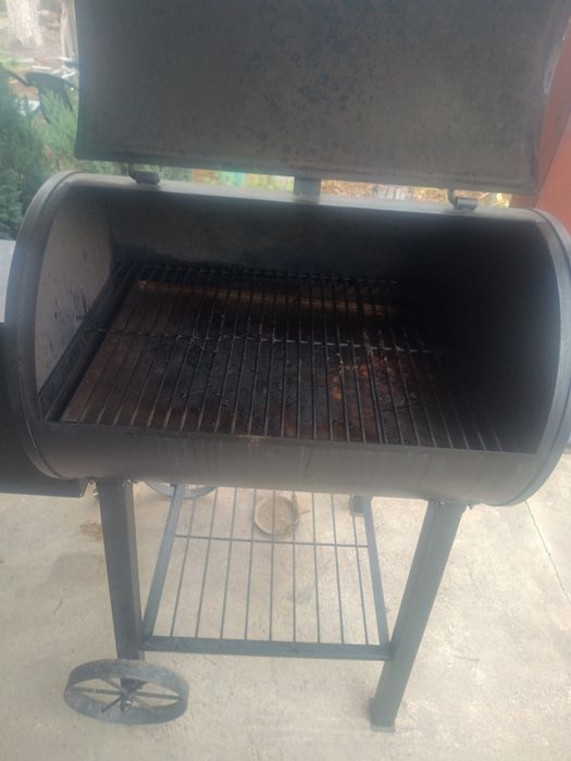 Vând smoker pe peleți