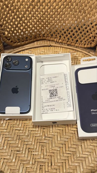 Нов iPhone 17 Pro 256Gb deep blue !!! Подарък Apple Sillicone case