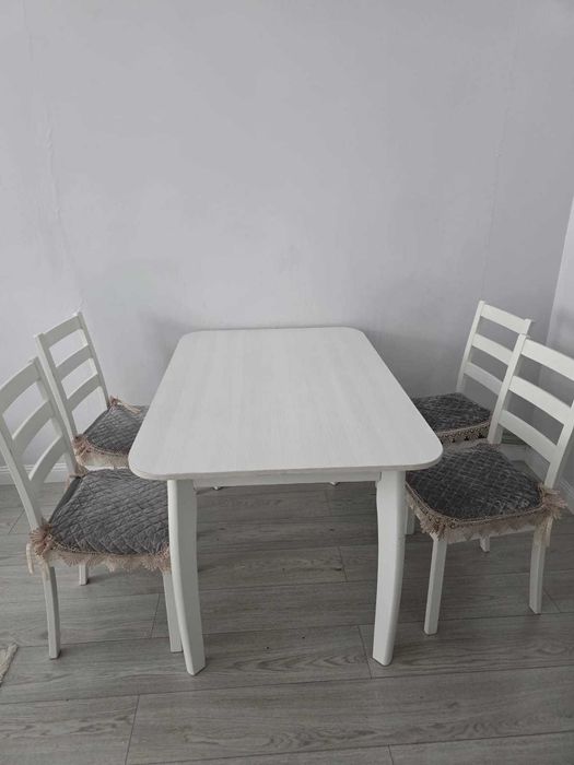 Стол со стульями