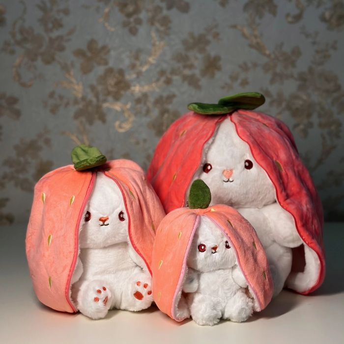 Плюшевая игрушка кролик- клубника