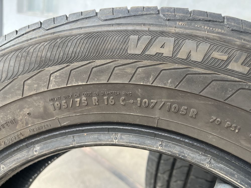 2 бр. гуми за бус 235/65/16C Semperit 7 mm DOT 4119