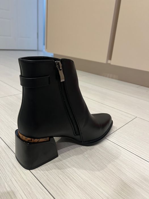 Дамски боти на ток