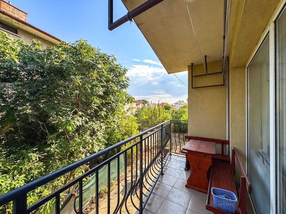 Тристаен апартамент на две нива в центъра на квартал Сарафово, Бургас