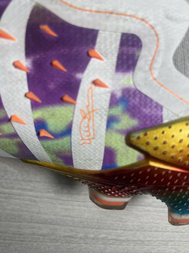 Футбольные бутсы Adidas Predator Demonskin.
