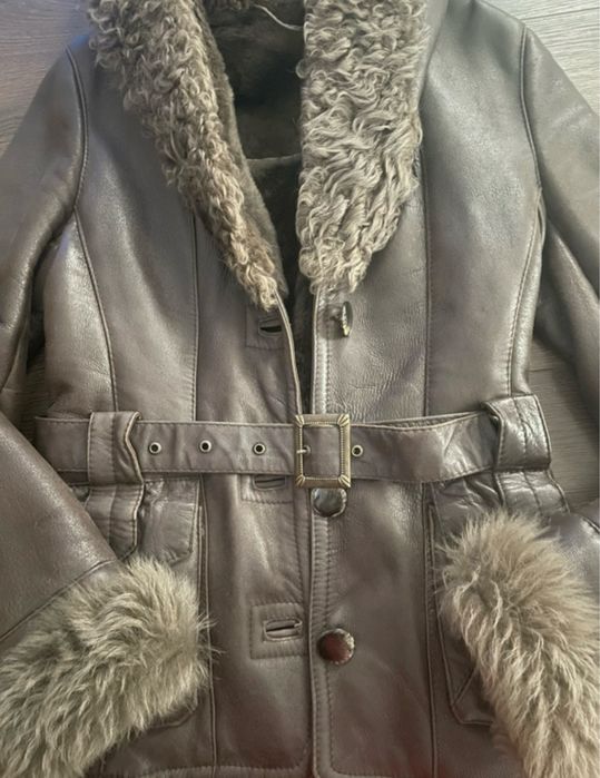 Vând cojoc din piele şi blană de miel Karakul.