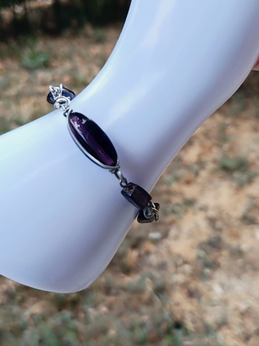 Veche bratara din sticla mov