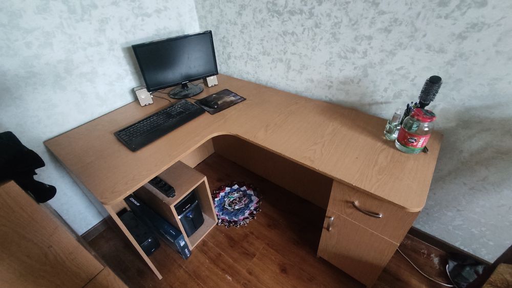 Продается компьютерный стол