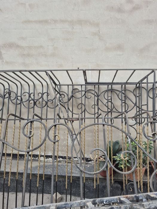 Решетки на окна продаются. Металлические красивые решетки, 3 штуки.