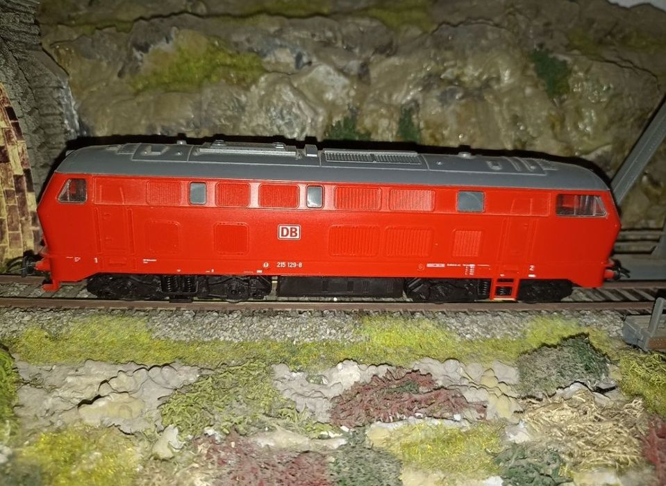 Locomotiva roco BR 215
Lumini frontale
Mufă pentru decodor digital
Tra