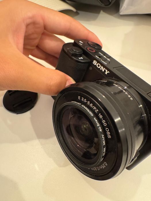 Sony Alpha ZV- E10 4k si Sony E 16-50 mm f3.5-5.6 OSS PZ