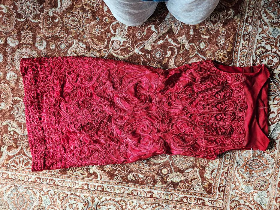 Червена официална рокля без ръкави с бродерия с копринени конци