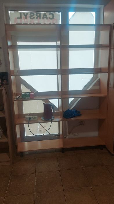 Vand rafturi si vitrine pentru marfă
