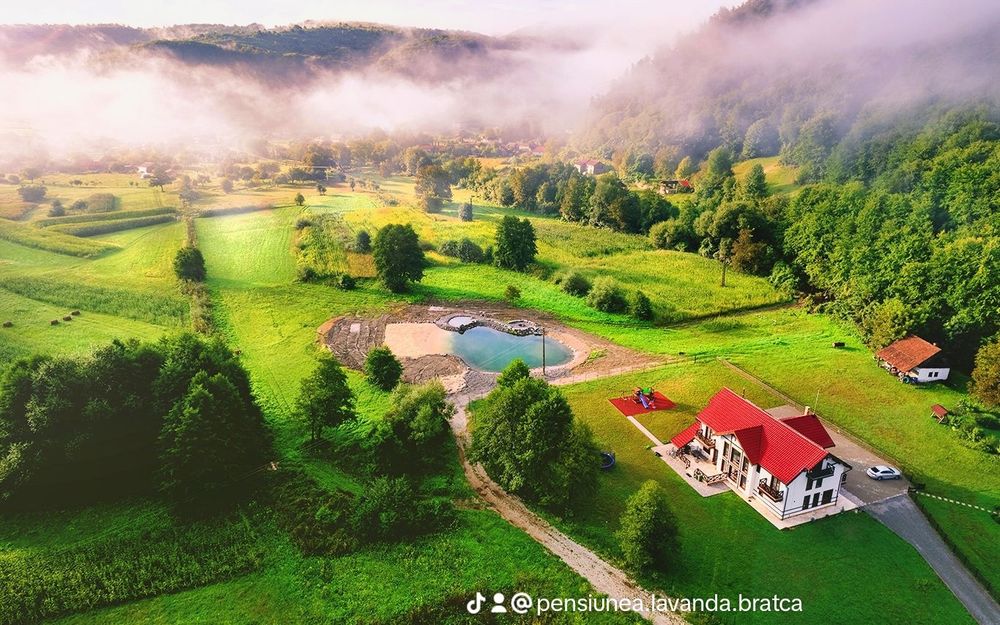 Cabana/ Pensiune cu jacuzzi/ciubar/ loc de joaca de inchiriat