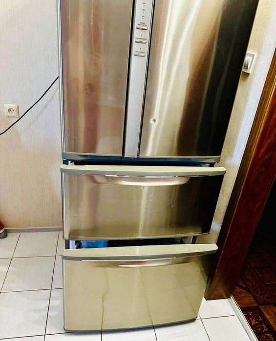 Холодильник практически новый, без поломок Panasonic
