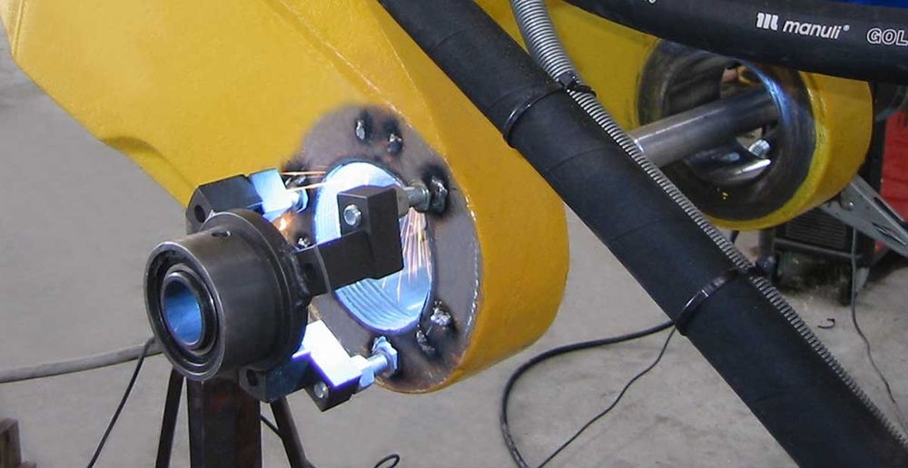 Ремонт проушин наплавка+ расточка 40 до 600мм+установка втулок азотом.