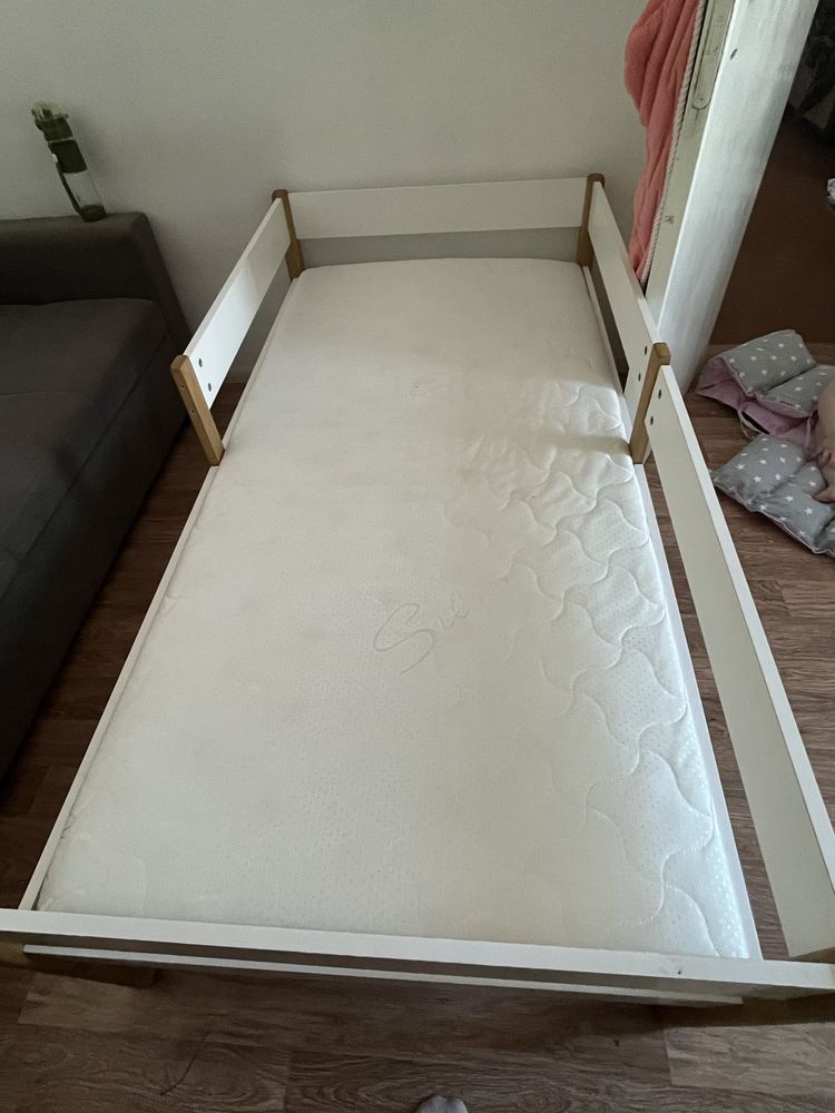 Продам кровать с матрасом