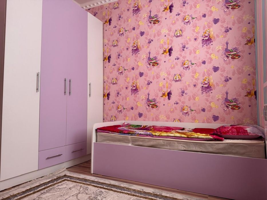 Продаю комплект детской мебели: шкаф и кровать. Для девочек