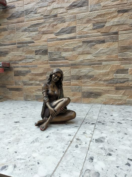 Statueta din bronz,autentificată,inaltime27 cm,este noua,în bănci gas