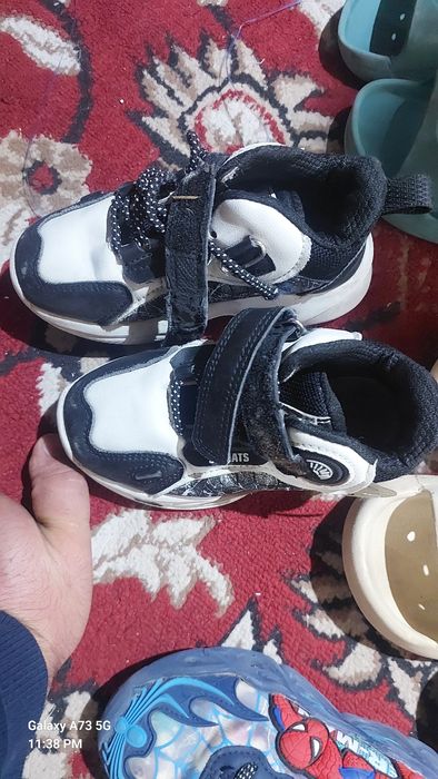 Яхши авайлаб кийилган оёк кийимлар,